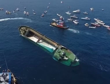 Δείτε εντυπωσιακά πλάνα από την βύθιση του εμπορικού πλοίου «Voice Bernadette» (βίντεο)
